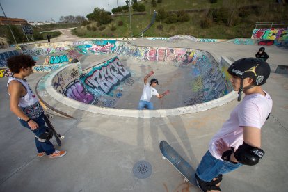 Varios jóvenes hacen uso de la pista de skate de San Isidro