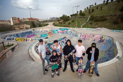 Usuarios de la pista de skate de San Isidro posan en la instalación.