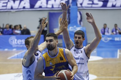 Imagen del partido entre el San Pablo Burgos y Gipuzkoa.