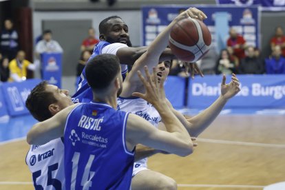 Imagen del partido entre el San Pablo Burgos y Gipuzkoa.