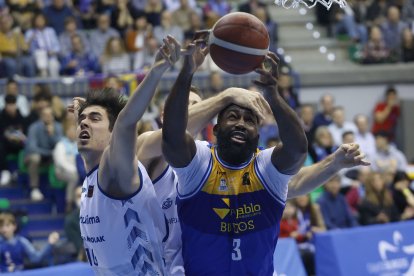 Imagen del partido entre el San Pablo Burgos y Gipuzkoa.