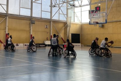 Ataque burgalés durante la segunda parte, Martínez con el balón, acompañado por Abdoul y Ayoub.
