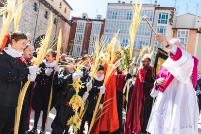Un momento de la emocionante procesión del Domingo de Ramos en la capital burgalesa, en el que los niños son los protagonistas.