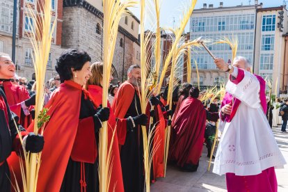 Un momento de la emocionante procesión del Domingo de Ramos en la capital burgalesa, en el que los niños son los protagonistas.