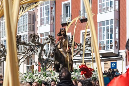 Un momento de la emocionante procesión del Domingo de Ramos en la capital burgalesa, en el que los niños son los protagonistas.