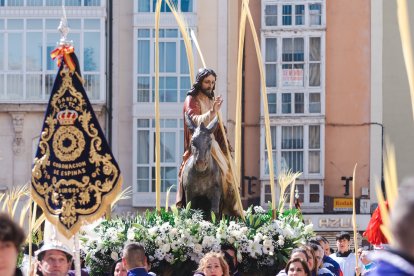 Un momento de la emocionante procesión del Domingo de Ramos en la capital burgalesa, en el que los niños son los protagonistas.