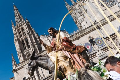 Un momento de la emocionante procesión del Domingo de Ramos en la capital burgalesa, en el que los niños son los protagonistas.