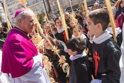 Un momento de la emocionante procesión del Domingo de Ramos en la capital burgalesa, en el que los niños son los protagonistas.