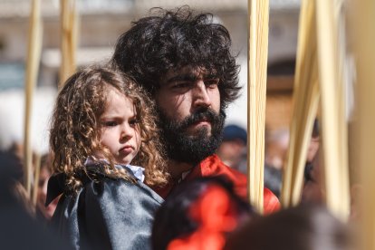 Un momento de la emocionante procesión del Domingo de Ramos en la capital burgalesa, en el que los niños son los protagonistas.