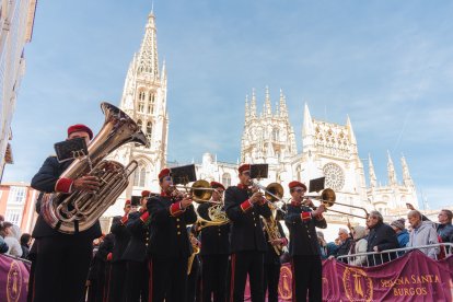 Un momento de la emocionante procesión del Domingo de Ramos en la capital burgalesa, en el que los niños son los protagonistas.