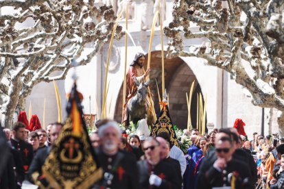 Un momento de la emocionante procesión del Domingo de Ramos en la capital burgalesa, en el que los niños son los protagonistas.