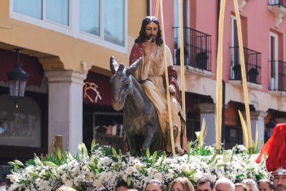 Un momento de la emocionante procesión del Domingo de Ramos en la capital burgalesa, en el que los niños son los protagonistas.