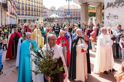 Un momento de la emocionante procesión del Domingo de Ramos en la capital burgalesa, en el que los niños son los protagonistas.
