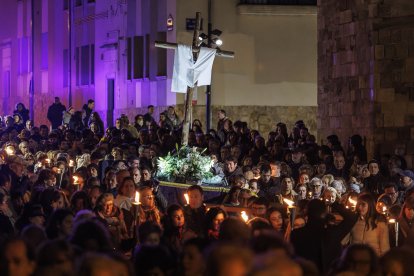 Las antorchas iluminaron el camino de los pasos hacia las estaciones del via crucis en la subida al Castillo de Burgos.