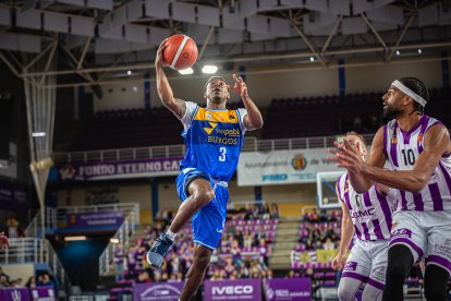 Micah Speight entra a canasta sin oposición.