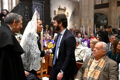 El vicepresidente de la Junta de Castilla y León, Juan García-Gallardo, ha asistido hoy a la Bajada del Ángel de Aranda de Duero junto con el consejero de Cultura, Gonzalo Santonja.