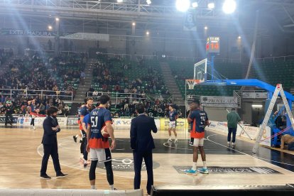 El partido empezó con retraso por un problema con una canasta que se rompió..