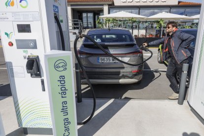 La electrolinera de La Abadesa ya está abierta al público.