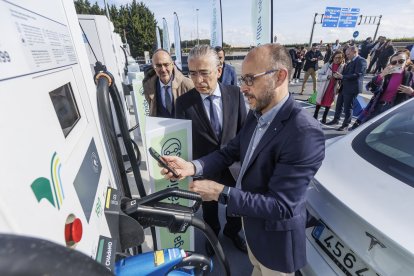El director general de Iberdrola | bp pulse, Pablo Pirles, muestra al delegado de la Junta, Roberto Sáiz, cómo fuciona la nueva estación de cargadores eléctricos ultrarrápidos.