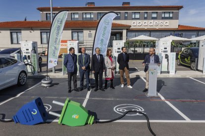 Presentación de la Electrolinera de la Abadesa dispuesta con ocho puestos, dos de carga ultrarrápida.