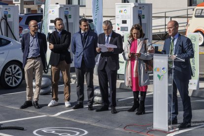 Presentación de la Electrolinera de la Abadesa dispuesta con ocho puestos, dos de carga ultrarrápida.