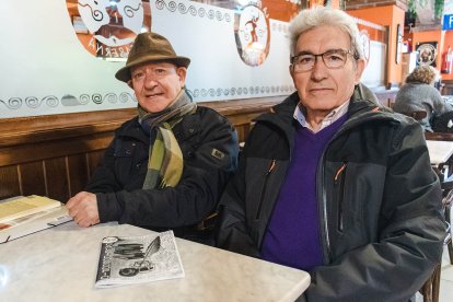 Sobrón (izq.) y Blanco, siempre dispuestos para charlar sobre libros.