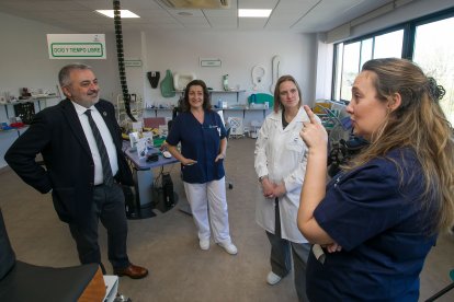 Las profesionales del servicio explican su funcionamiento al subdelegado del Gobierno en Burgos, Pedro de la Fuente.