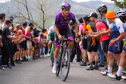 Eric Fagúndez asciende uno de los puertos.
