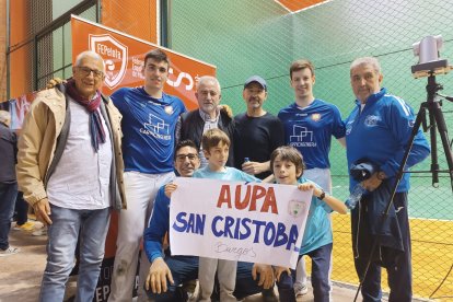 Imagen de aficionados que acudieron al partido a animar a Murua y Garmendia.