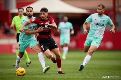 Carlos Martín disputa un balón durante el partido contra el Sporting.