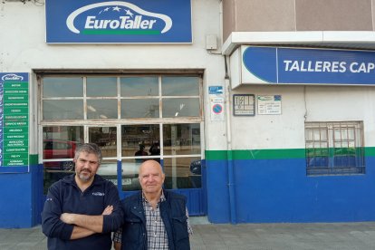 Los responsables de Talleres Capiscol frente a sus instalaciones.