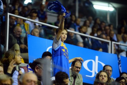 Imagen de aficionados durante el partido del San Pablo Burgos.