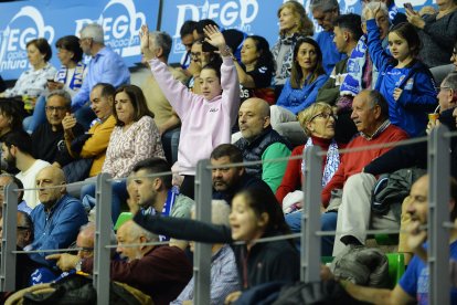 Imagen de aficionados durante el partido del San Pablo Burgos.
