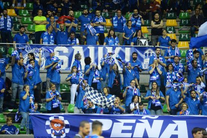 Imagen de aficionados durante el partido del San Pablo Burgos.