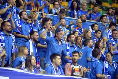 Imagen de aficionados durante el partido del San Pablo Burgos.