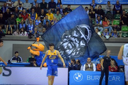 Imagen de aficionados durante el partido del San Pablo Burgos.