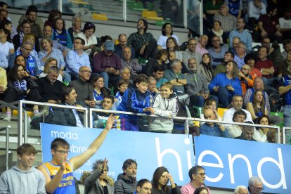 Imagen de aficionados durante el partido del San Pablo Burgos.