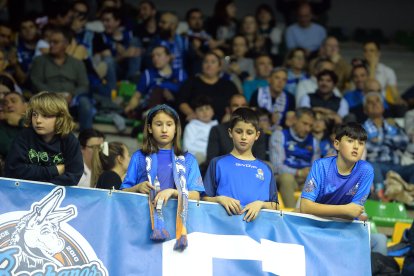 Imagen de aficionados durante el partido del San Pablo Burgos.