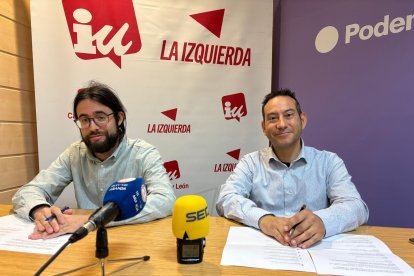 Los concejales Carlos Medina (Izquierda Unida) y Andrés Gonzalo (Podemos)