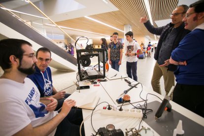 Puesto de Boxes para los robots dispuesto por Abadía Tecnológica.