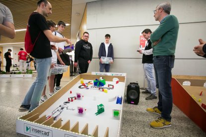 Los equipos y los robots se han sometido a 16 pruebas, nueve para la categoría de secundaria y siete para grado superior y universitario.