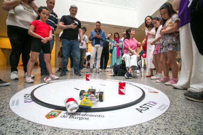 Los equipos y los robots se han sometido a 16 pruebas, nueve para la categoría de secundaria y siete para grado superior y universitario.