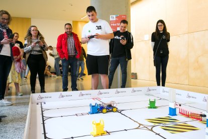 Los equipos y los robots se han sometido a 16 pruebas, nueve para la categoría de secundaria y siete para grado superior y universitario.