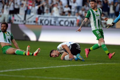 El árbitro pita penalti y Curro lo transforma.