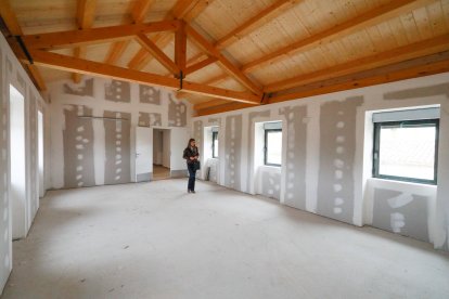 La concejala del PP Carolina Álvarez, en la planta superior del centro municipal de Villagonzalo Arenas.