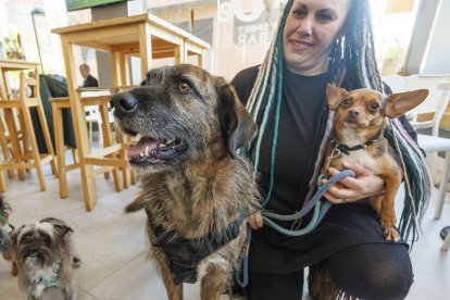 Judith posa sonriente con Paco y Berta