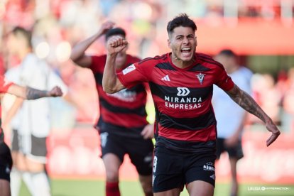 Imagen del partido entre el CD Mirandés y el Burgos CF.