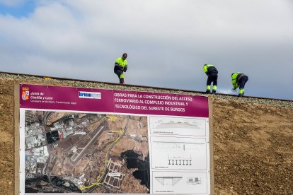 Trabajadores en la jornada de ayer, 23 de abril, junto a las vías.