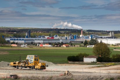 Las vías en primer término y la factoría al fondo.