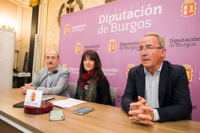 Los diputados del grupo popular demandan el mantenimiento de los cuarteles de la provincia.